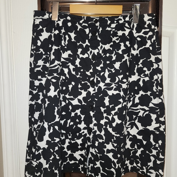 Tommy Hilfiger black and white floral skirt with button detail size 10 - Picture 3 of 6